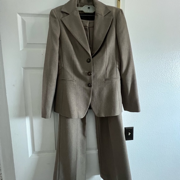 Tan brown business pant suit. Size 6. LEVINE CLASSICS brand. Polyester. - Picture 3 of 5